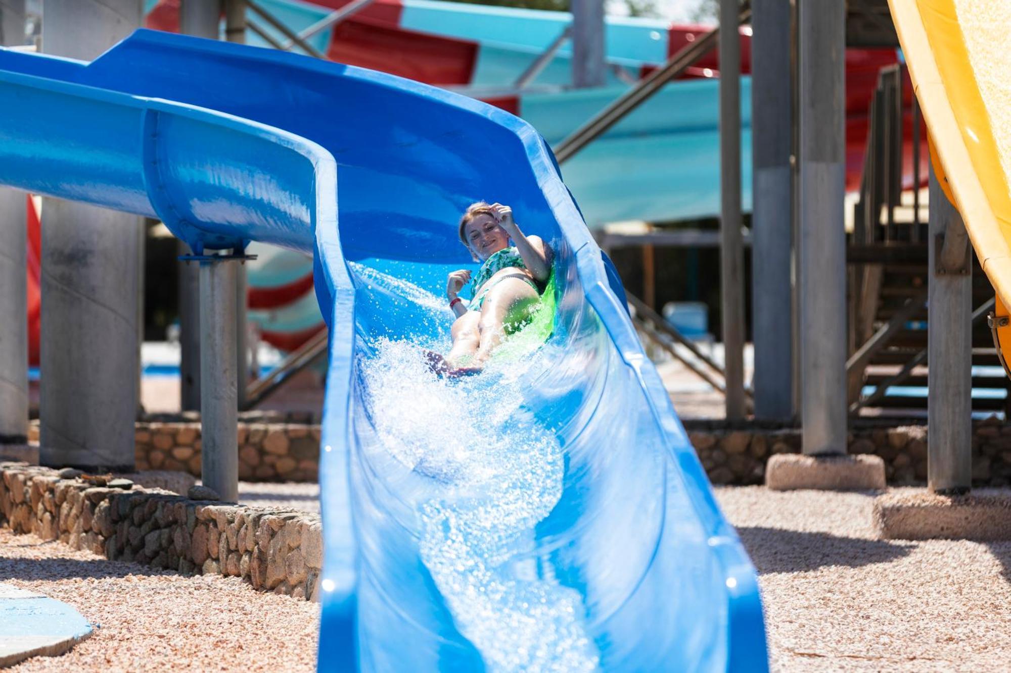 Hotel Xperience Kiroseiz AquaPark Premier-Naama Bay Sharm El-Sheikh Exterior foto A child on a water slide